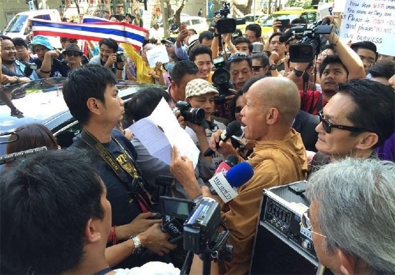 تظاهرات مقابل سفارت آمریکا در تایلند در اعتراض به دخالت های واشنگتن
