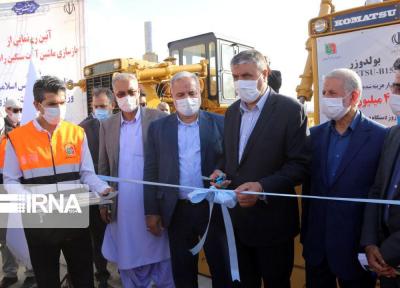 خبرنگاران اسلامی از یک دستگاه بولدوزر بازسازی شده راهداری سیستان و بلوچستان رونمایی کرد