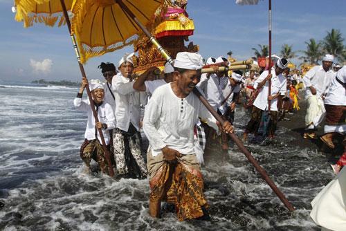 مراسم تطهیر در جزیره بالی