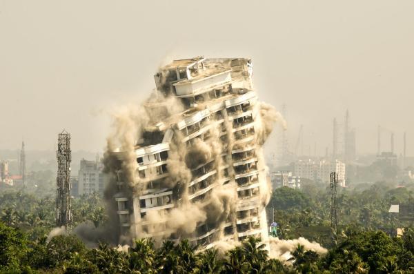فیلم، فاجعه تخریب ساختمان به وسیله شهرداری ، زاکانی های بقیه جهان چطور ساختمان تخریب می نمایند؟